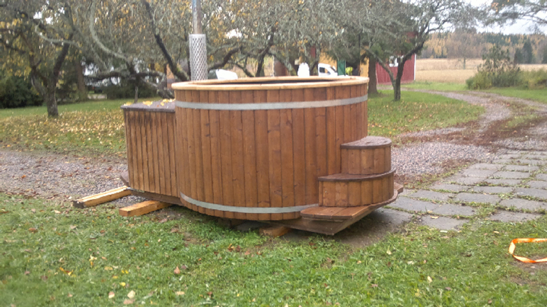 halutulle paikalle kuljetettava kuumavesiallas –  hot tub to the desired site served