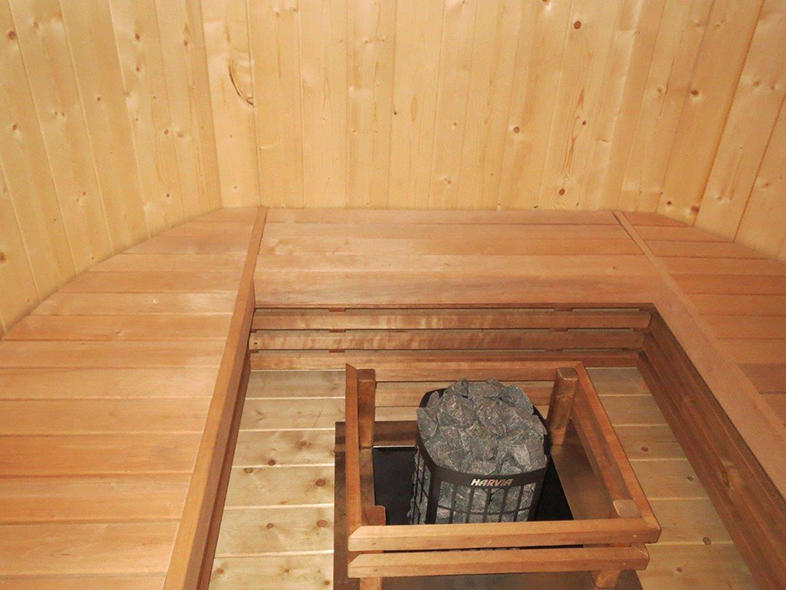 saunabussi 16h saunalla 6-9h, kuumevesitynnyrillä,  karaokella, suihkulla ja keittiöllä – sauna bus 16 pers. with sauna 6-9 pers., hot tub, karaoke, shower and kitchen